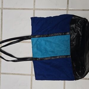 Unbranded duo color purse. Some peeling in handles as shown in pictures